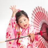 ６人の中心に３歳の主人公