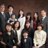 お盆休みに12人の大家族写真